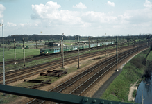 804393 Afbeelding van een trein bestaande uit electrische treinstellen mat. 1946 van de N.S. op de spoorlijn richting ...